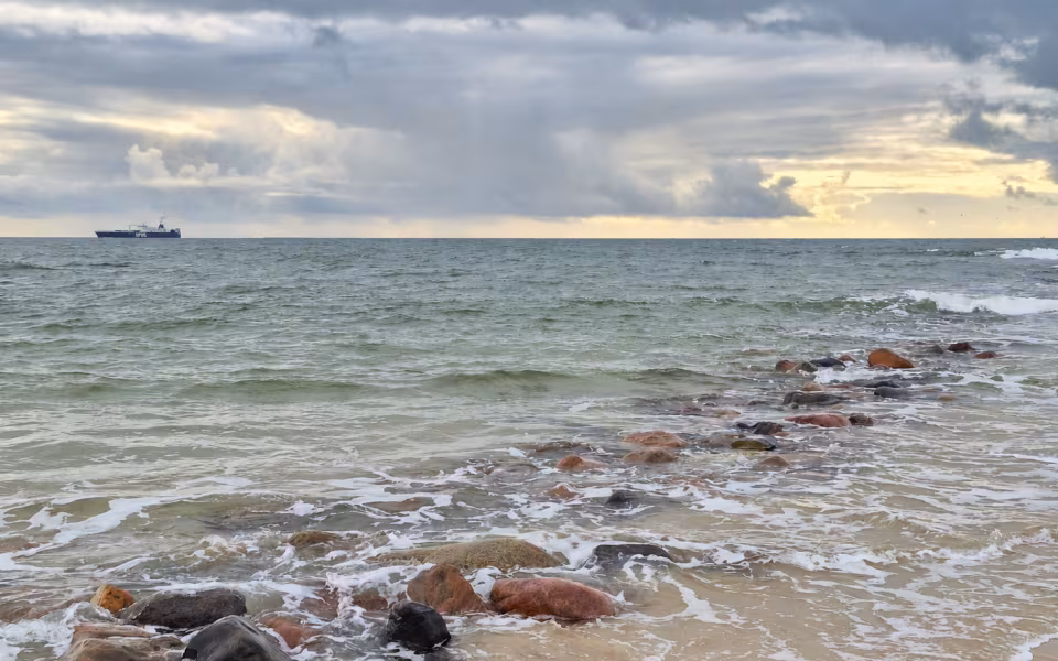 Havet og stenene
Bølgerne skyller ind over stenene ved højvande, mens et skib passerer ude i horisonten. Skallingen den 24. oktober 2026.