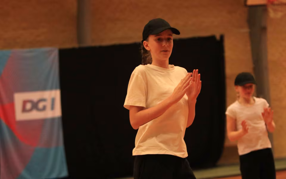 Farverig opvisning lyser Sportspark op