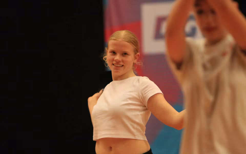 Farverig opvisning lyser Sportspark op