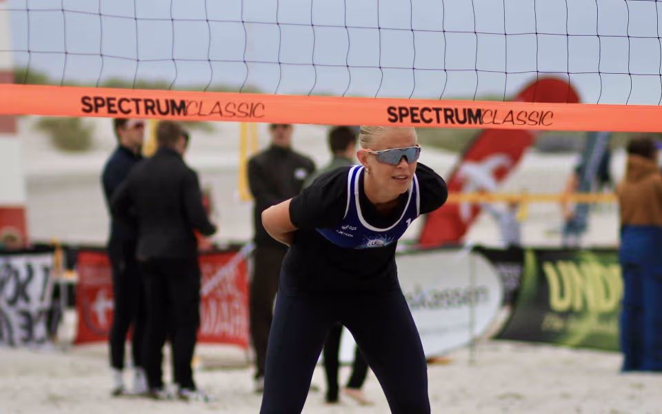 Vestenvinden udfordrer beachvolley-eliten