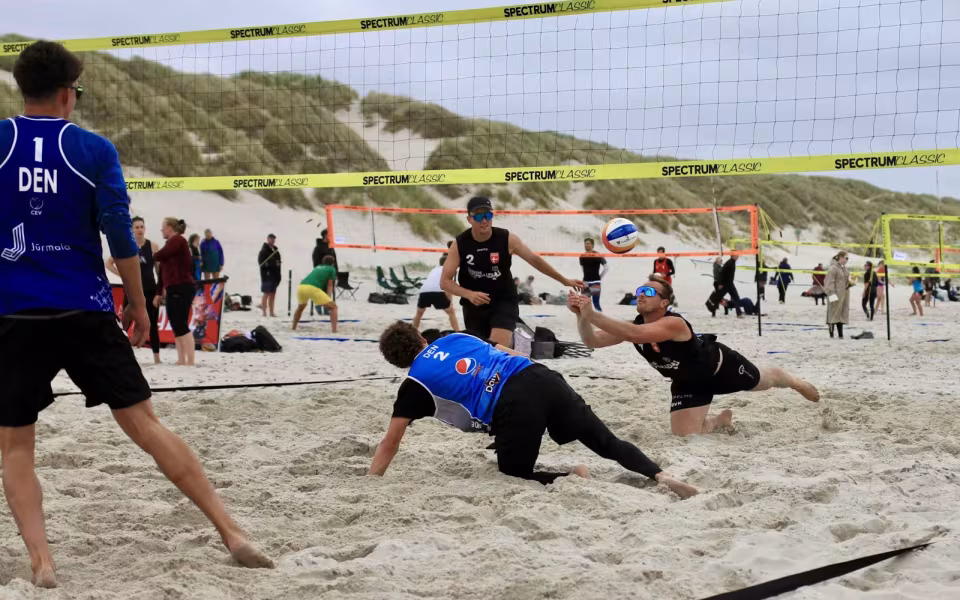 Vestenvinden udfordrer beachvolley-eliten