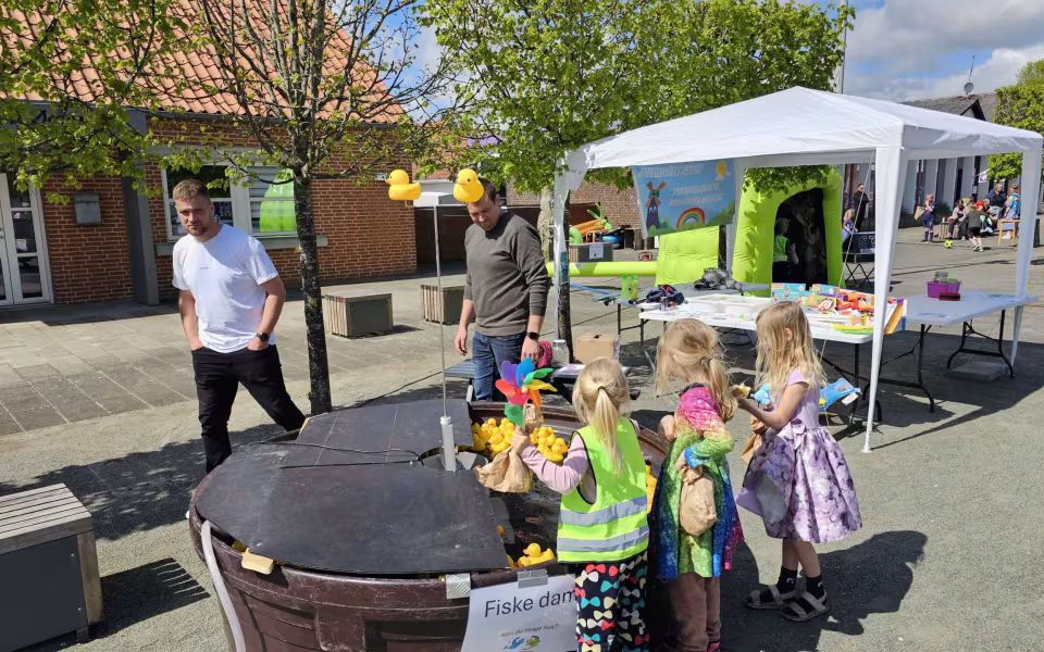 Tistrup Screaming Karneval. Billeder fra Børnehave, Plejehjem og Torvet.