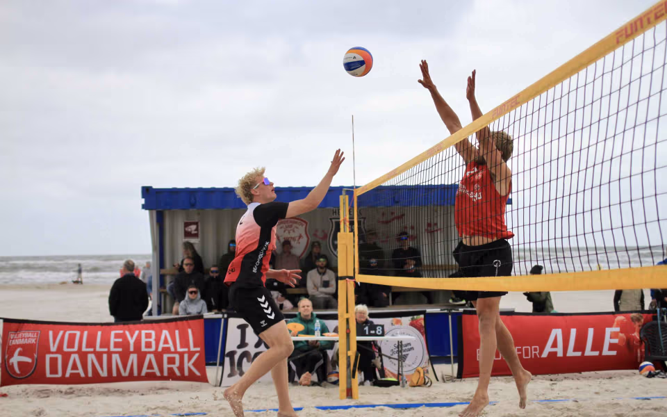 Vestenvinden udfordrer beachvolley-eliten