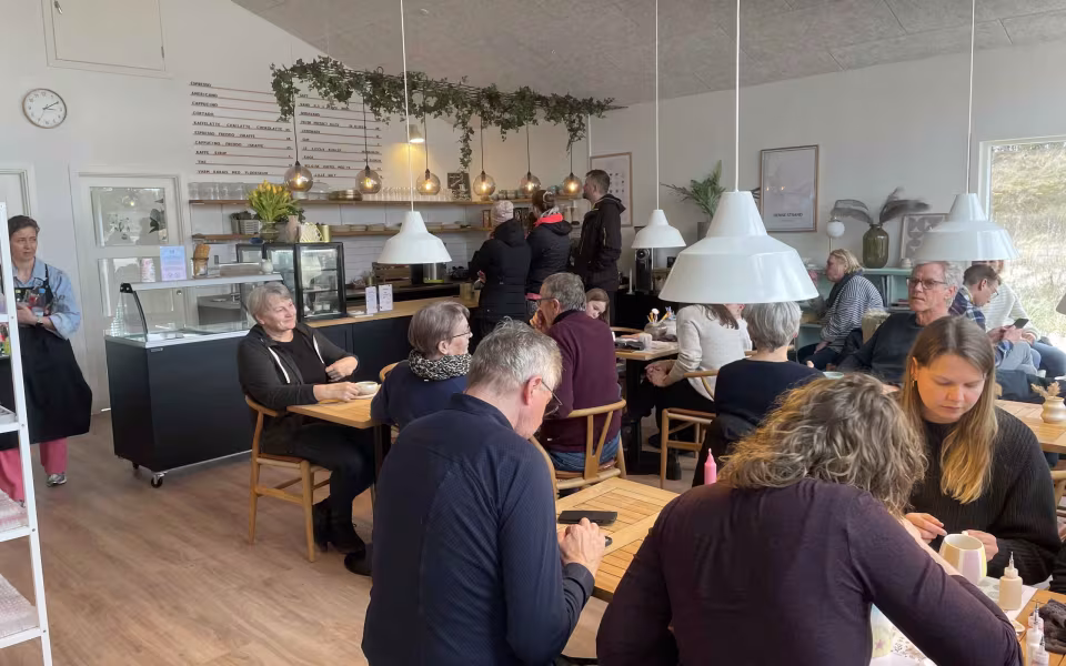 Cafen HENNE OM HJØRNET åbnet
