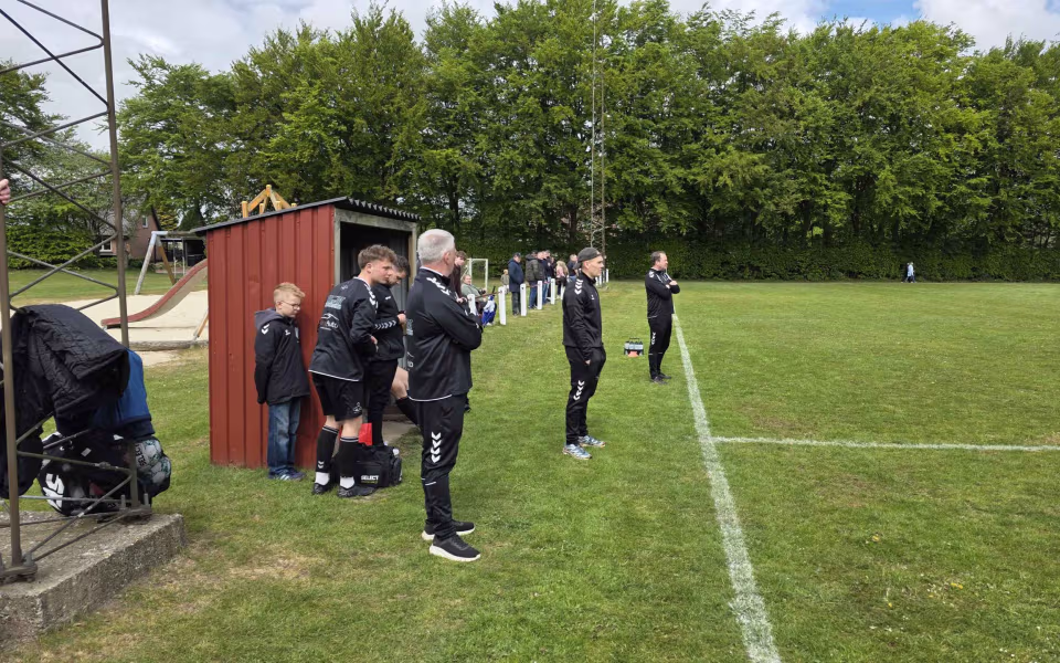 Kampreferat fra serie 1 kampen mellem Helle FC og HTS - Byfest, fodbold og fællesskab på Fåborg Stadion