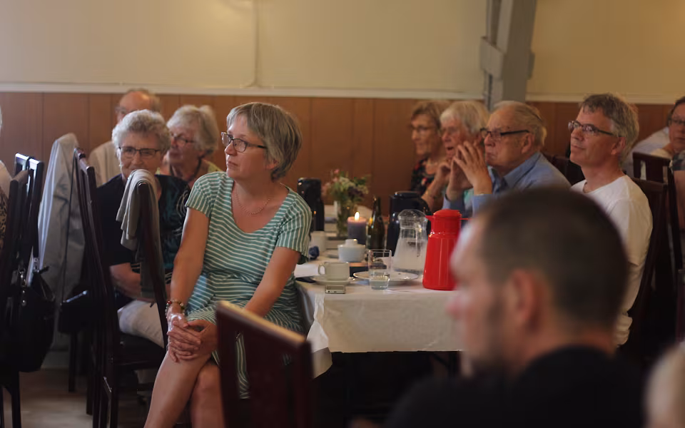 Ny bog om Billum samlede 100 mand i forsamlingshuset