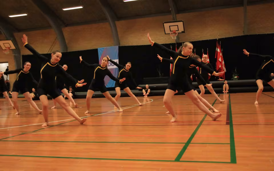 Farverig opvisning lyser Sportspark op