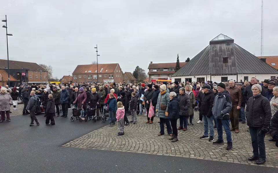 Stor opbakning til juleoptog og Gaveregn i Ølgod, se de mange billeder