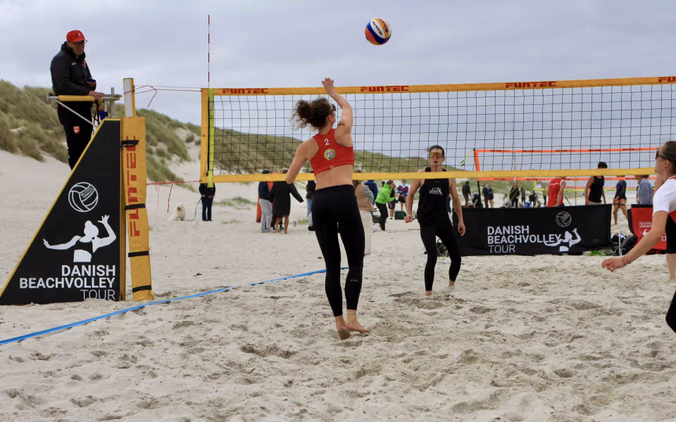 Vestenvinden udfordrer beachvolley-eliten