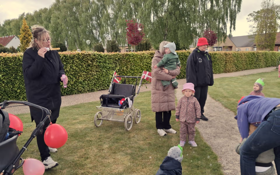 Børnene fra dagplejen spredte glæde og satte røde hjerter op rundt i Ansager for at markere Dagplejens Dag
