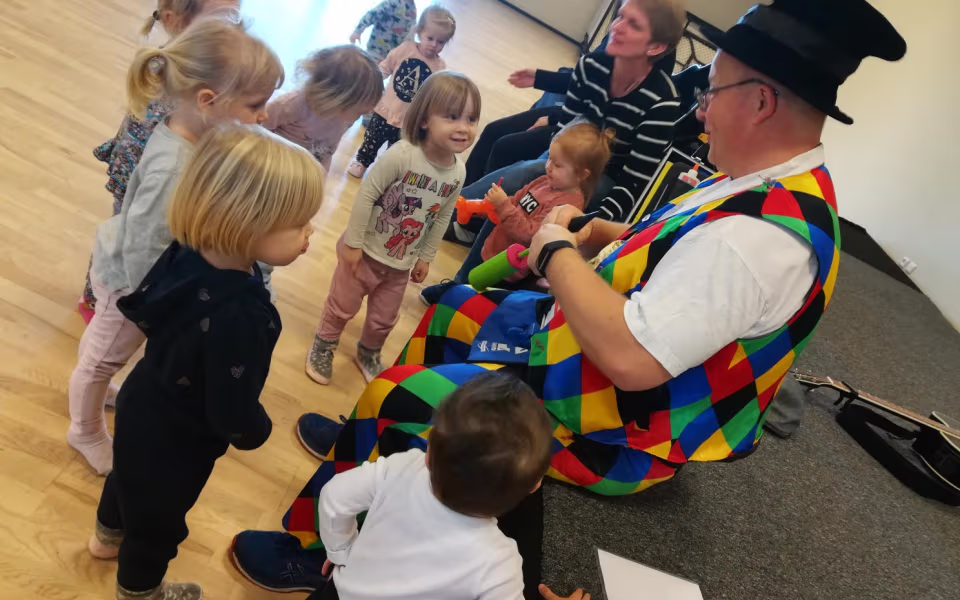 Dagplejen sammen med Ballonklovnen i Skovlund kulturhus