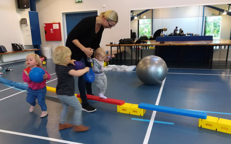 Fysio- og kropsterapeut, Kit Bak fra Ansager, er på besøg hos dagplejen, der i en periode har fokus på krop og bevægelse