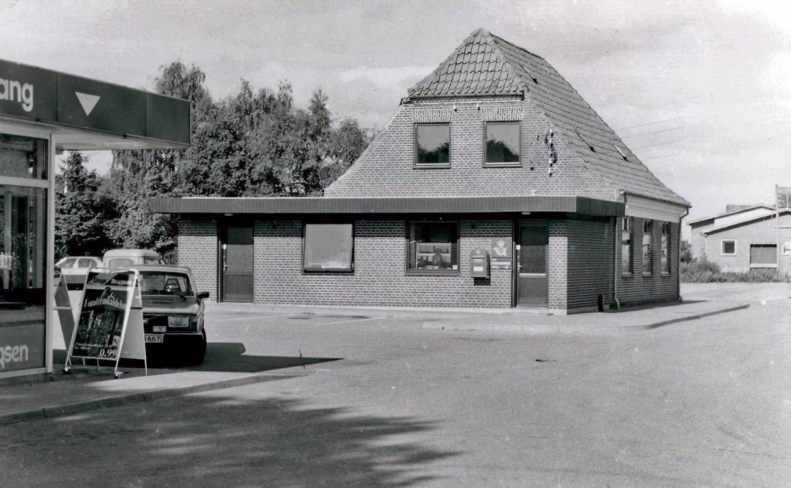 Den Gamle Station og posthus i Ansager har siden 2013 været hjemsted for Ansager Lokalhistoriske Arkiv. Fotoet er fra 1996 mens der stadig var posthus i bygningen. 2002 flyttede posthuset til "Min Tøjpartner" på Torvet.