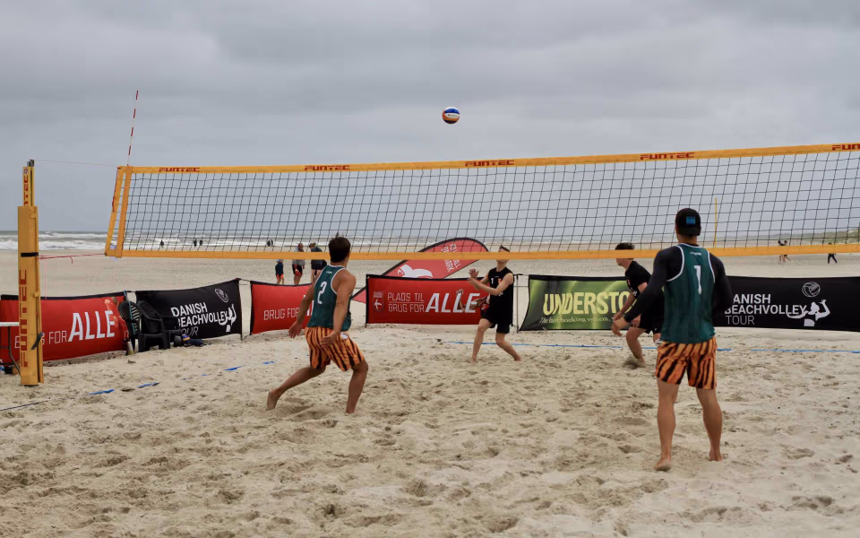 Vestenvinden udfordrer beachvolley-eliten