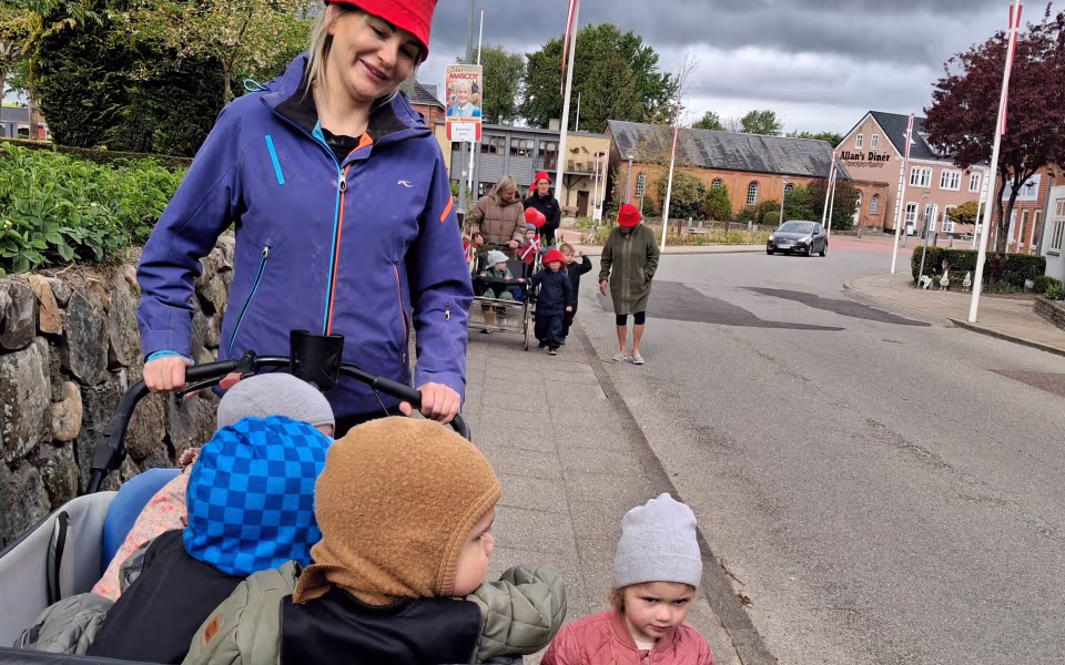 Børnene fra dagplejen spredte glæde og satte røde hjerter op rundt i Ansager for at markere Dagplejens Dag