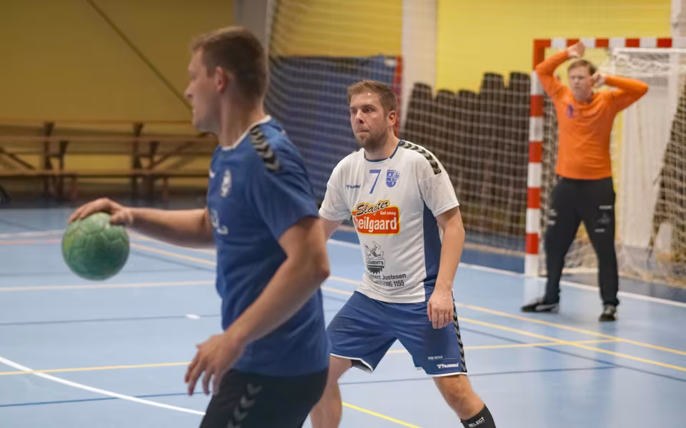 Hjemmestævne i Skovlund-Ansager Hallen den 4. december 2022. Hviding IF spiller i blåt. Stilling IF i grønt.