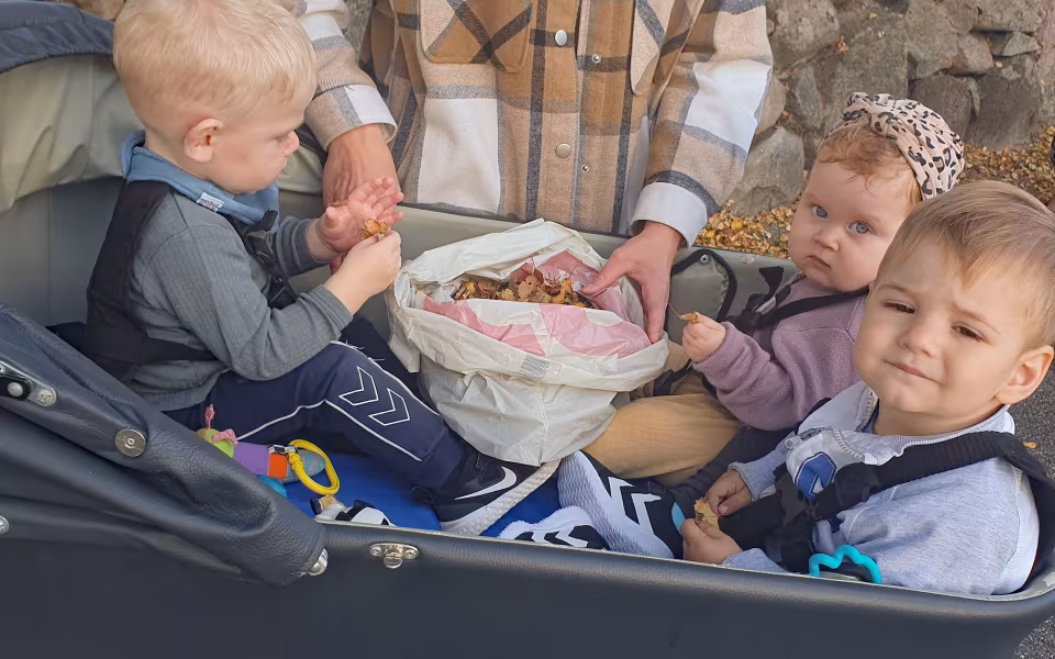 Børn fra Ansager dagpleje skaber et efterårsregn af birkeblade fra kirketræerne. Smil, latter og bare tæer dominerer i sanse-haven på denne dejlige sensommerdag