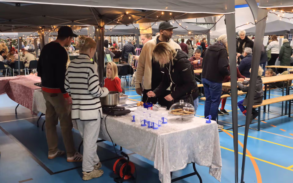 Julemarked samlede Billum i hallen