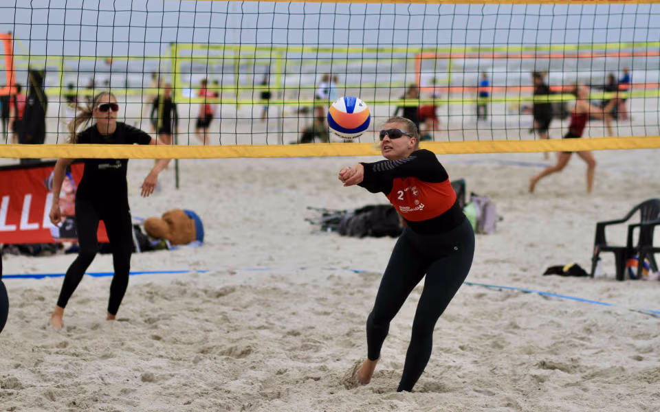 Vestenvinden udfordrer beachvolley-eliten