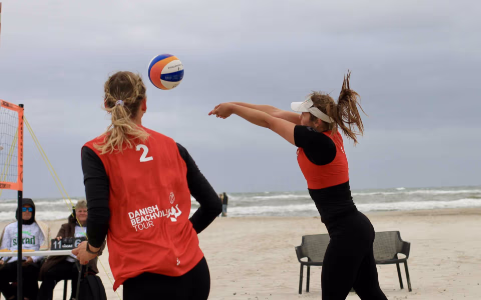 Vestenvinden udfordrer beachvolley-eliten