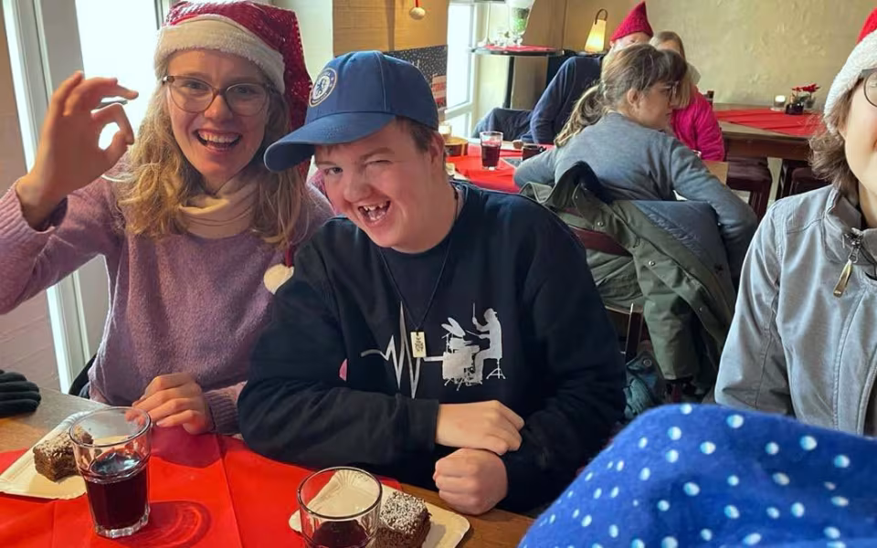 16 efterskoleelever og 2 lærere modtog lørdag det indsamlede beløb og hyggede med kage, chokolade og sodavand. Alle kom juleklædt og med godt humør.