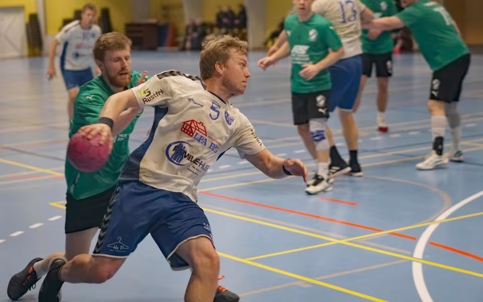 Hjemmestævne i Skovlund-Ansager Hallen den 4. december 2022. Hviding IF spiller i blåt. Stilling IF i grønt.