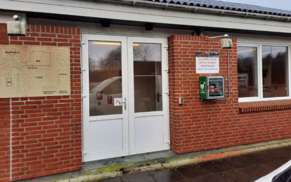 Hjertestarter ved Hallen flyttet