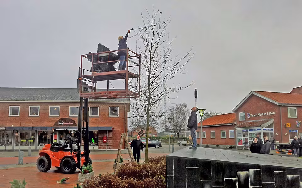 Juletræet rejses