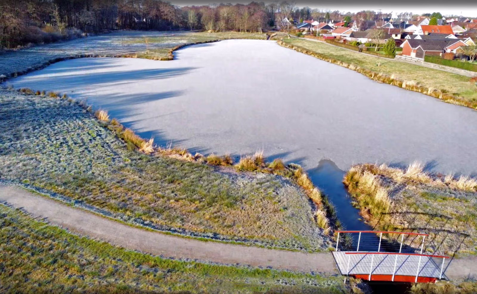 Dronefilm af Ansager Søpark en vintermorgen