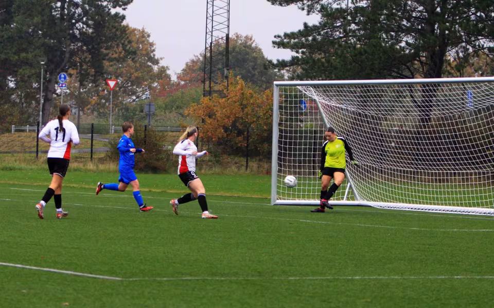 Varde IF U-16 Piger tabte hjemmekampe i regn