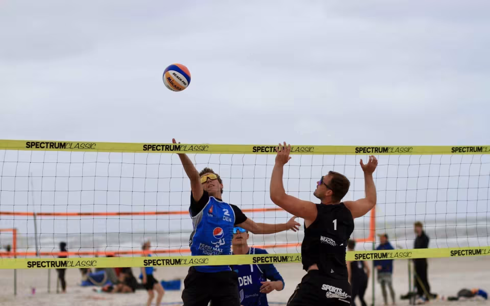 Vestenvinden udfordrer beachvolley-eliten