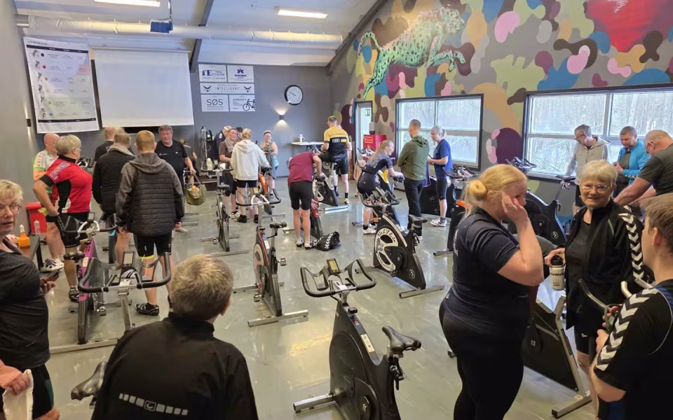 Seks timers cykelglæde i Trim Tistrup gav små 9.000 kr. til Julemærkehjemmet Fjordmark.