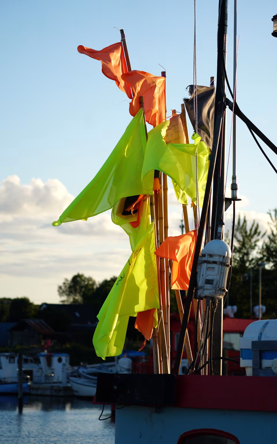 Orange og gule signalflag på båd i Spodsbjerg havn