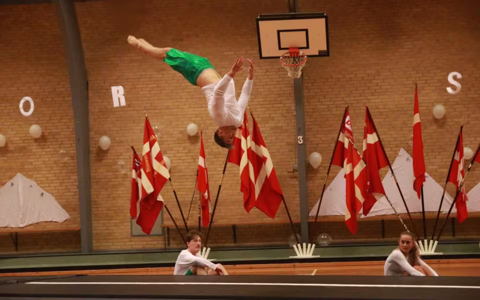 Seniorer fejrer gymnastik og fællesskab