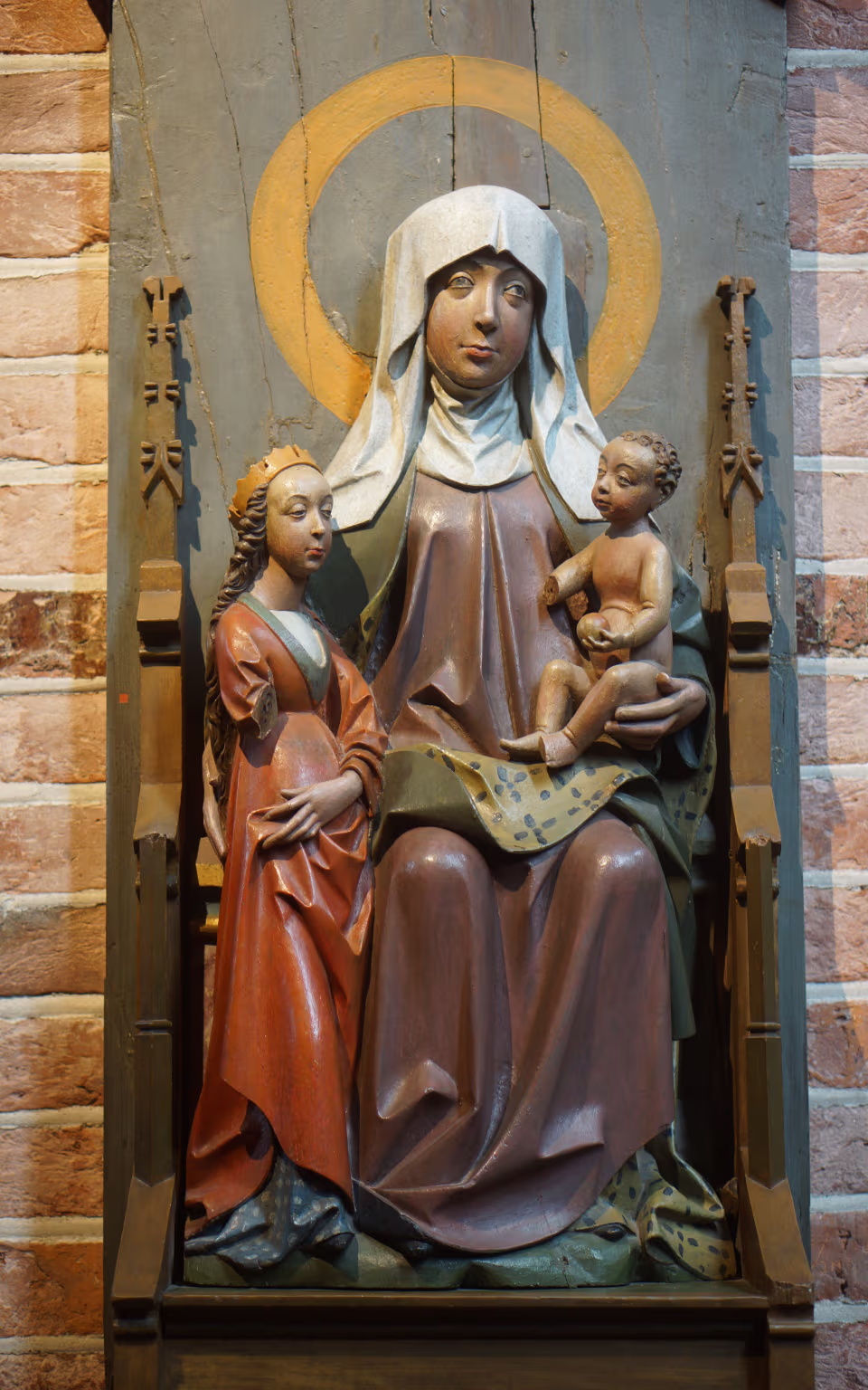 Træskulptur af Maria med barn og glorie i Løgumkloster Kirke