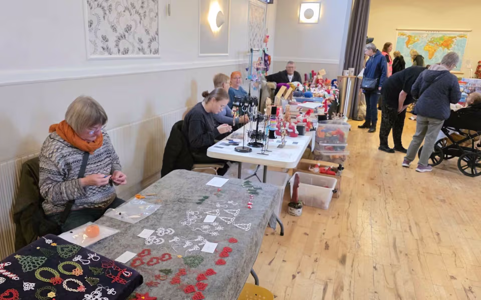 Julestue og loppemarked i Lindbjerg Forsamlingshus – en hjertevarm succes!