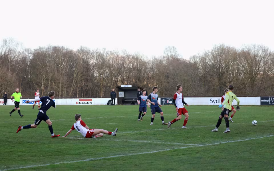 HTS U19 vinder 5-1 over SGI. Se de mange billeder.