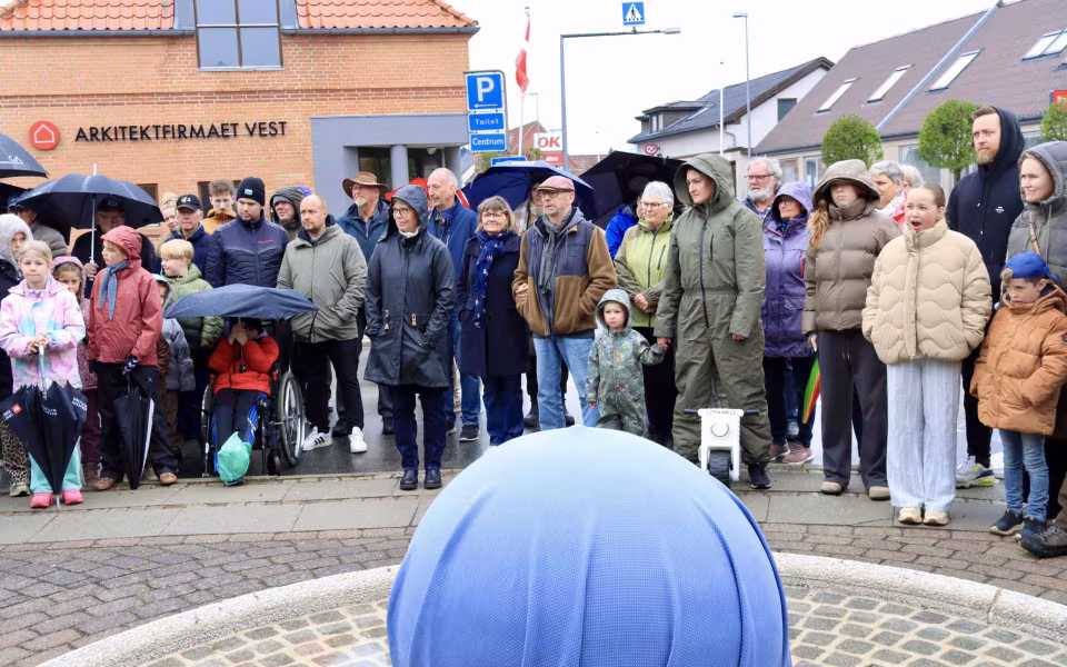 Blå Kugle pryder nu bybilledet