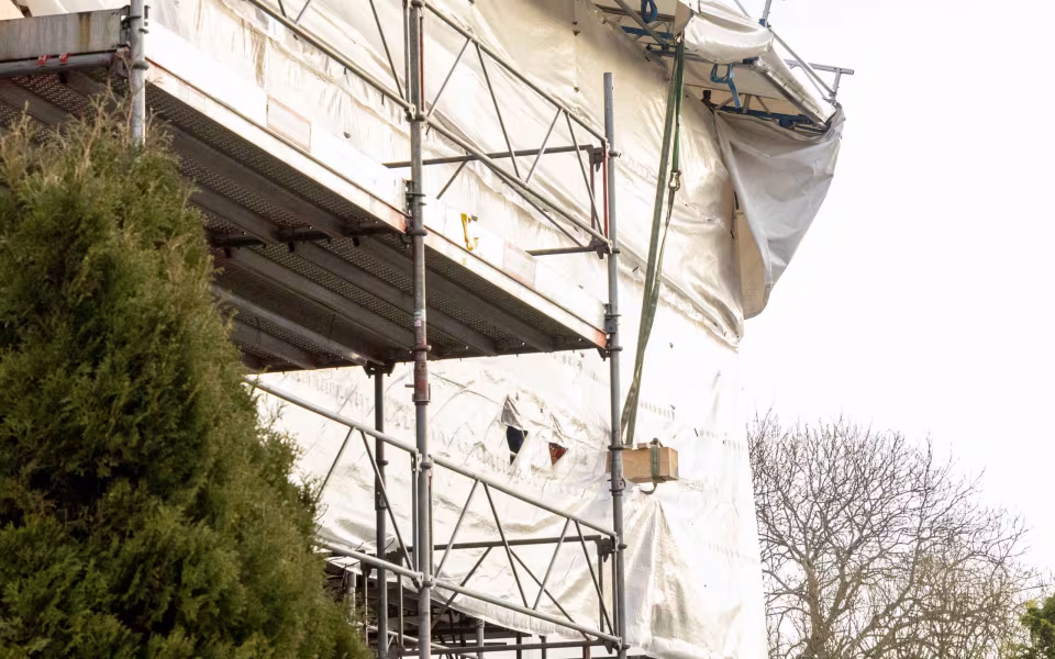 Kranarbejde ved Kvong Kirke mv