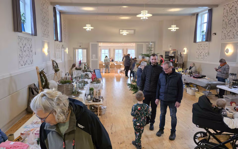 Julestue og loppemarked i Lindbjerg Forsamlingshus – en hjertevarm succes!