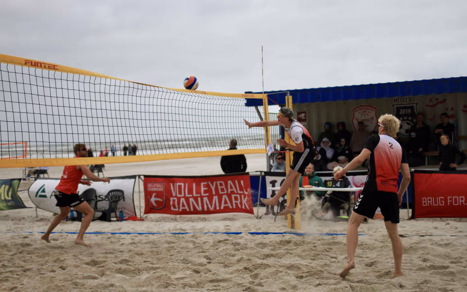Vestenvinden udfordrer beachvolley-eliten