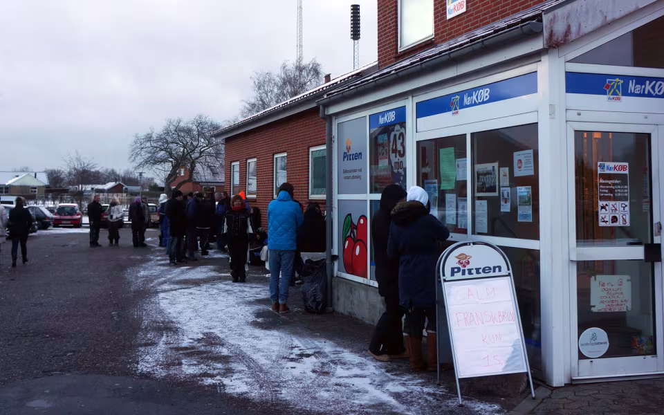 Kø foran billetsalget til Owen Luft.