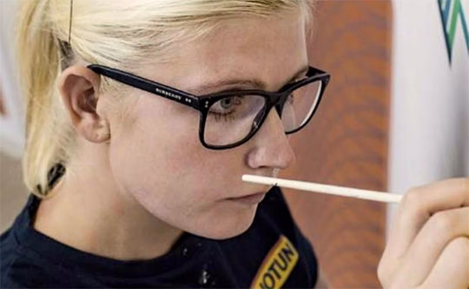 Rebekka Guldbrand Vedstesen fra Ansager er dybt koncentreret om sin opgave