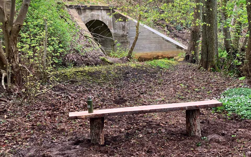 Bænk ved åen.