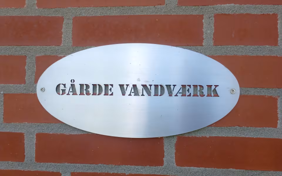 Ikke en ren bil, men rent vand, fra Gårde Vandværk.