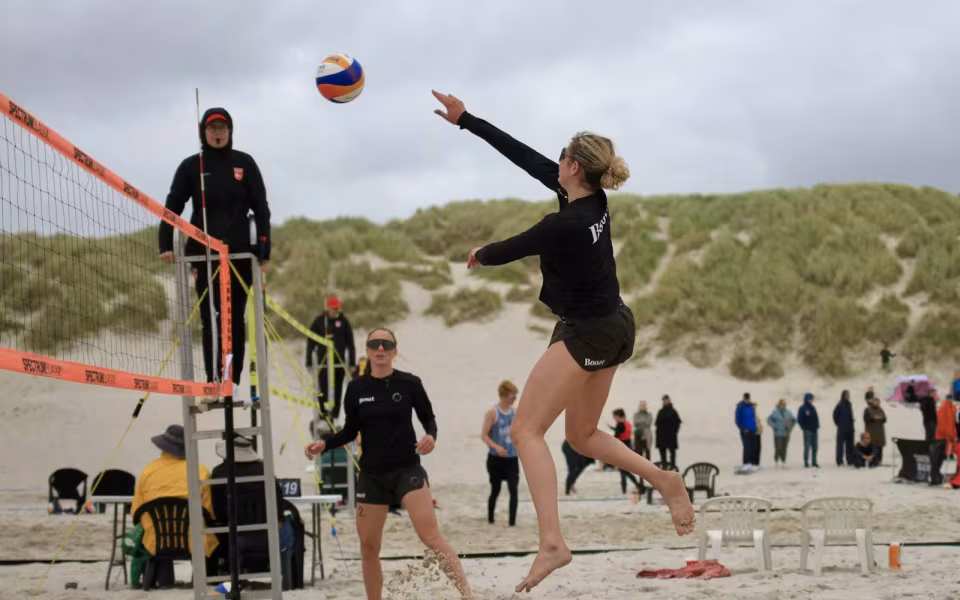 Vestenvinden udfordrer beachvolley-eliten