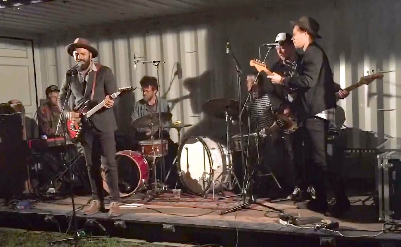 Red Handed Five med Born On The Bayou. Se video på youtube.