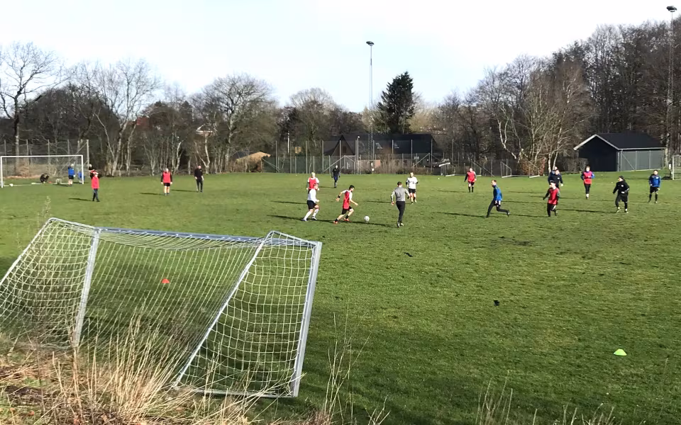 20 herrespillere og to damespillere var med til årets første træning.