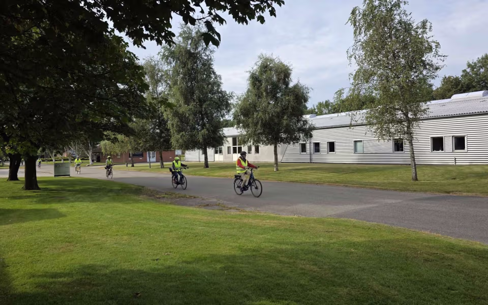 Tistrup Cykler Sammen på smagfuldt besøg hos Mums Kager i Skovlund