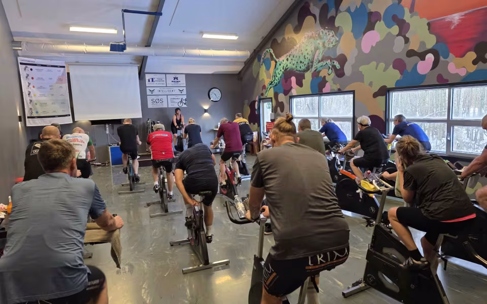 Seks timers cykelglæde i Trim Tistrup gav små 9.000 kr. til Julemærkehjemmet Fjordmark.
